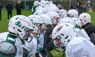 Gleich kracht es: Football ist ein Kollisionssport. Hier üben Bulldogs und Whitehawks den Block. - Andreas Zobe