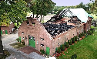 Die Drohnen-Aufnahme zeigt das ganze Ausmaß des Großbrandes vom 27. August. Der Dachstuhl der Deele ist komplett vernichtet und das daran angrenzende Wohnhaus mit einer Plane abgedeckt worden. - Andreas Frücht