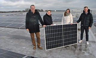 Mit Bertelsmann unter die Stromerzeuger gegangen: Stephan Schierke (v.l.), Nico Nötzel, Miriam Bartsch und Andreas Barth hoch oben auf einem der Hallendächer. - Ludger Osterkamp
