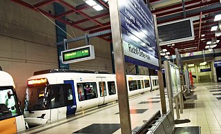 Die Stadtbahnhaltestelle Rudolf-Oetker-Halle. Mobiel warnt vor kurzfristigen Ausfällen. - Barbara Franke