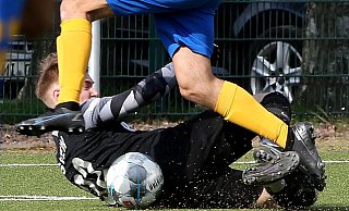 Fußball-Landesliga: SV Eidinghausen-Werste - SCV Neuenbeken 1:5. Endstation SVEW-Torwart: Leon Großkelwing klärt in dieser Szene mit ganzem Körpereinsatz gegen einen allein auf ihn zustürmenden Neuenbekener Offensivspieler. - Egon Bieber
