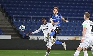 Leandro Putaro (r.) erzielt die 1:0-Führung für Arminia Bielefeld gegen den Regionalligisten Rödinghausen. - Oliver Krato