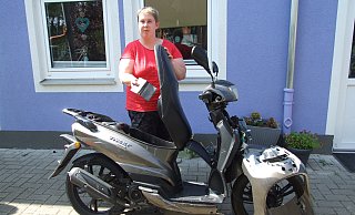 Natascha Birkholz mit ihrem zerstörten Motoroller vor ihrem Domizil in der Wittekindshofer Wohngemeinschaft am Glatzer Garten. - Karsten Schulz