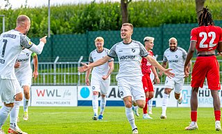 Jubel über ein tolles Tor: Luca Finn Horn (Mitte) hat mit einem Direktschuss von der Strafraumgrenze seinen SV Rödinghausen im Spiel gegen den 1. FC Köln II in Führung gebracht, am Ende stand ein 2:0-Erfolg zu Buche. - Joel Beinke