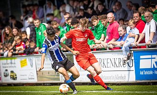 Aufmerksam beobachteten die Zuschauer das Derby Theesen (hier Simon Breznia, r.) gegen Arminia. - Mike-Dennis Mueller / www.mdm.photo