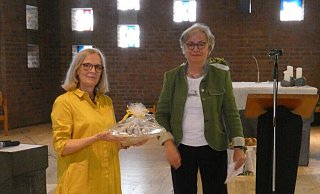 Vize-Bürgermeisterin Christa Heinemann bedankt sich bei Frau Brigitte Köhler-Thewes für ihre engagierte Arbeit. - Heinz-Jörg Wiegand Vize-Bürgermeisterin Christa Heinemann bedankt sich bei Frau Brigitte Köhler-Thewes für ihre engagierte Arbeit. - Heinz-Jörg Wiegand