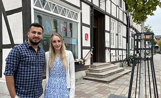 Tabea Maier und Mumen Uthman haben mit ihrem Bildungsinstitut das Erdgeschoss des bekannten Fachwerkhauses an der Ravensberger Straße 7 bezogen. - Tasja Klusmeyer