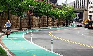 „Es gab einen Bürgerantrag von uns, an der Friedrich-Ebert-Straße eine ’Protected Bike Lane’ einzurichten." Das Foto zeigt ein Beispiel-Bild