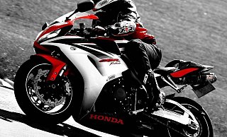 Wenn ein Motorradfahrer mit völlig überhöhter Geschwindigkeit rast, gefährdet er sich und andere Verkehrsteilnehmer. Symbolfoto: Pixabay - Symbolfoto: Pixabay