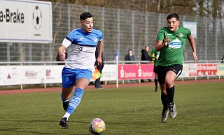 Joshua Elias Quintana Ortuzar (l.) strebt mit seinem TuS Brake den Sieg im Kreispokalfinale gegen Landesligist SpVg. Steinhagen an. - Peter Unger