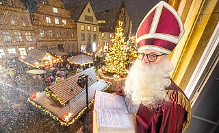 Der Nikolaus liest im leichten Schneegestöber eine Weihnachtsgeschichte. - Oliver Krato