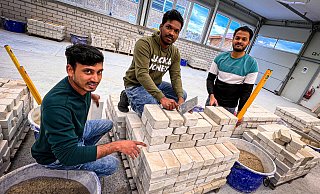 Robin Benny (v. l.), Anand Babu und Shameer Shaji machen eine überbetriebliche Ausbildung zum Straßenbauer, Maurer und Stahlbetonbauer im HBZ Brackwede. - Müller