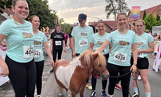 Viel mehr Aufsehen als die Läufer erregte indes ein mitlaufendes Pony, das im Firmenteam des Gestüts Hollmann-Raabe integriert wurde. - Robert Becker