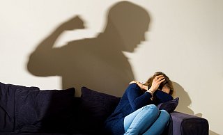 Die Präventionsbeauftragte der Diakonie im Hochstift weißt auf Beratungsmöglichkeiten für Betroffenen von häuslicher Gewalt hin. - picture alliance / empics
