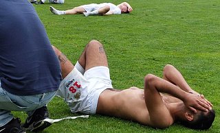 Theesens Tunay Mert Kutluhan nach dem letzten Elfmeter der Aufstiegs-Relegation. - Nicole Bentrup