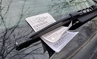 Wer auf den städtischen Parkflächen die Parkscheibe vergisst oder die Parkzeit überschreitet, riskiert ein Knöllchen. - Symbolfoto: Peter Heidbrink