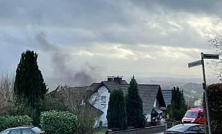 Über dem Haus am Oberbauerschafter Köpperplatz stieg an Heiligabend Rauch auf. - Feuerwehr Hüllhorst