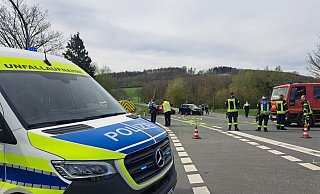 Bei dem schweren Unfall am Samstagmittag bei Merlsheim, bei dem ein Motorradfahrer ums Leben kam, übernahmen Unfallexperten der Polizei Paderborn die Spurensicherung. - Madita Schellenberg