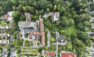 Wenn die Mühlenkreiskliniken ihre Pläne zur Umstrukturierung der Kliniklandschaft umsetzen, wird das Herz- und Diabeteszentrum voraussichtlich eine Geburtsklinik unmitelbar neben der Kinderherzklinik (rechts mit rot markiertem Dach) bauen. Dafür müsste wahrscheinlich die Kita Rappelkiste (links daneben) weichen und an anderer Stelle neu gebaut werden. Links oberhalb der Rappelkiste steht das Krankenhaus. - THORSTEN ULONSKA