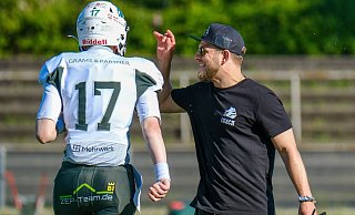 Bulldogs Headcoach Felix Gorny freute sich über die Leistung von Quarterback Luis Altehofer (17). - Andreas Zobe