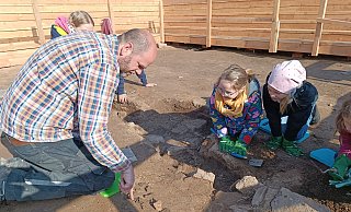 Archäologe Ralf Mahytka legt in Höxter gemeinsam mit großen und kleinen Gartenschau-Gästen einen mittelalterlichen Keller frei. - Landesgartenschau Höxter
