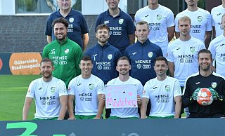 Kevin Freiberger hielt beim Fototermin des FC Gütersloh ein Schild mit der Aufschrift "Wir bekommen ein Mädchen" in die Kamera". - Jens Dünhölter