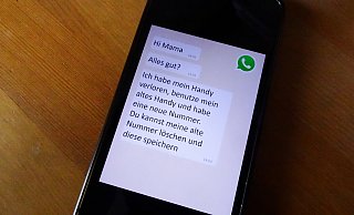 Mit einem beispielhaften Chatverlauf warnt die Polizei vor WhatsApp-Betrügern. - Svenja Ludwig