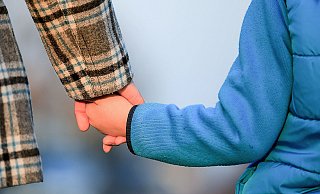 Die Zahlen, in denen das Jugendamt in Familien einschreiten musste, um Kinder und Jugendliche zu schützen sind enorm angestiegen. Das hat auch damit zu tun, dass beispielsweise Nachbarn immer weniger wegschauen und zum Telefon greifen. - epd-bild / Maike Gloeckner