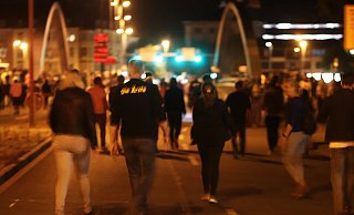 Über die gesperrte Weserbrücke strömen die Konzertbesucher Richtung Innenstadt. - MT/Alex Lehn