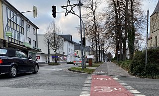 Auf der zentralen Von-Ketteler-Straße im Paderborner Ortsteil Elsen wird in einem Verkehrsversuch flächendeckend das Tempo auf 30 Stundenkilometer beschränkt. - Gesa John