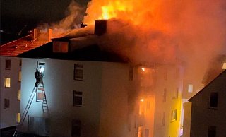 Ein Bild von einem Anwohner zeigt, wie dramatisch sich die Situation während der Rettung darstellte. Das Dach brannte lichterloh. - NW