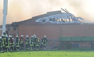 Im April 2019 bekämpfte die Feuerwehr den Brand in einem Ferkelaufzuchtstall im Norden Varls. Für viele Tiere kam jede Hilfe zu spät. Auch damals erstattete Peta Strafanzeige gegen "die Verantwortlichen". - Archiv Joern Spreen-Ledebur