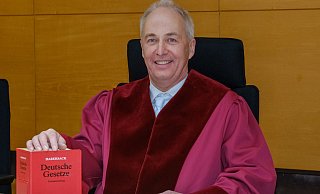 Vorsitzender Richter Georg Zimmermann. Die rote Robe ist bereits die neue Amtstracht für den Bundesgerichtshof. - Andreas Zobe