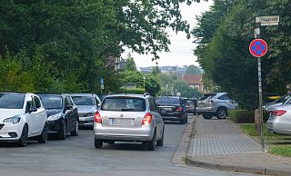 Am Rüggesiek staut es sich morgens oft. Viele verstießen dabei die gegen Parkregeln und verhielten sich teils rücksichtslos, heißt es. - Andreas Zobe