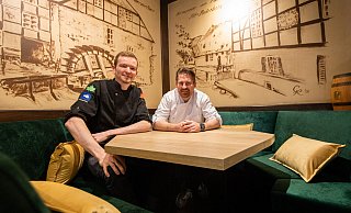 Die Polster und Kissen sind neu, ansonsten haben Stefan Niermann (l.) und Alexander Brozmann die Sitzecken übernommen, wie sie waren. - Niklas Tüns