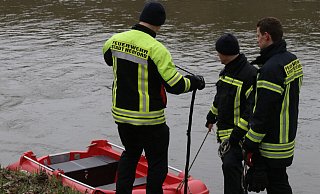 Die Feuerwehr rückte mit einem Boot auf die Werre aus, um mögliche Tatmittel zu finden. - Claus Frickemeier