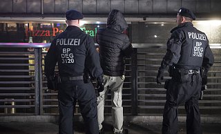 Festnahme am Hauptbahnhof. Der Täter war zuvor von Fahrgästen festgehalten worden. - Symbolfoto: dpa