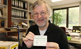 Ein besonderer Schatz in Wilhelm Grabes Archiv: ein 50-Milliarden-Notenschein. - Felix Schwien