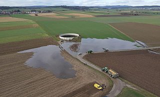 Große Mengen Gärreste sind ausgelaufen. Das Drohnenfoto der Feuerwehr zeigt den Schaden an dem Güllebehälter auf einem Feld bei Volkmarsen. - FW Volkmarsen