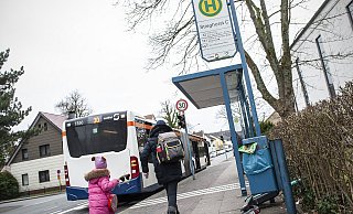 An der Haltestelle Stieghorst gibt es im Gegensatz zu vielen anderen Haltepunkten im Stadtbezirk gleich mehrere Mülleimer. - © Jörg Dieckmann - www. dieckmann-fotodesign.de