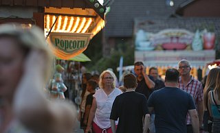Ab Abend war es auf dem Rehmer Markt gut gefüllt - allerdings blieb zu den Besucherzahlen von vor Corona im vergangenen Jahr deutlich Luft. - Nicole Sielermann