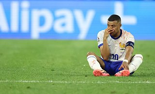 Kylian Mbappe hält sich im Spiel der Franzosen gegen Österreich seine gebrochene Nase. - AFP or licensors