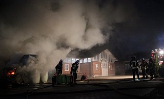 Dichter Qualm am Gestüt Falkenhöh in Kirchlengern. Zuvor ist auf dem Gelände ein Feuer gelegt worden. - Florian Weyand