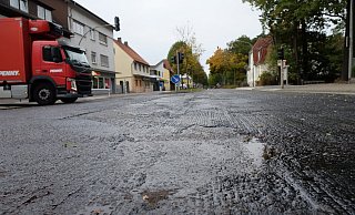 An der Bielefelder Straße in der Ortsdurchfahrt von Sennelager laufen derzeit die Asphaltarbeiten. Bei Regenwetter verzögern sie sich allerdings. - Hans-Hermann Igges