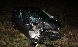 Das Auto wurde bei dem Zusammenprall mit dem Baum an der Ahlsener Straße stark beschädigt. - Polizei Minden-Lübbecke