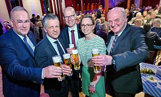 Anstoßen, bevor es rhetorisch zur Sache geht: (von links) Ralf Nettelstroth, Thorsten Frei, CDU-Bezirkschef Ralf Brinkhaus, Kreisvorsitzende Christiana Bauer und Fraktionsgeschäftsführer Detlef Werner. - Barbara Franke