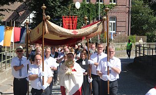 Rund 100 Gläubige begleiten die Sakramentsprozession zu Ehren des heiligen Laurentius. - Burkhard Battran