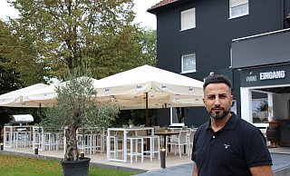 Edem Özden (34) hat das Hotel Am Stadion inklusive Restaurant 2019 übernommen und durchrenoviert. Leider hat er dabei einen fatalen Fehler gemacht. - Ivonne Michel