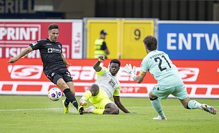 SCP-Verteidiger Marcel Hoffmeier (l.), hier gegen Lauterns Stürmer Ragnar Ache, verbuchte in der Hinrunde die meisten Einsatzminuten. Kapitän Jannik Huth (r.) verlor seinen Status als Stammkeeper. - picture alliance/dpa