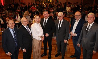 Der Ehrenvorsitzende der Delbrücker Marketinggemeinschaft Meinolf Päsch (v. l.) begrüßte Landrat Christoph Rüther, die Festrednerin Melanie Cramer, die Demag-Vorsitzenden Johannes Dunschen und Albert Hansel, den Landtagsabgeordneten Bernhard Hoppe-Biermeyer und Bürgermeister Werner Peitz zum Neujahrsempfang. - Regina Brucksch
